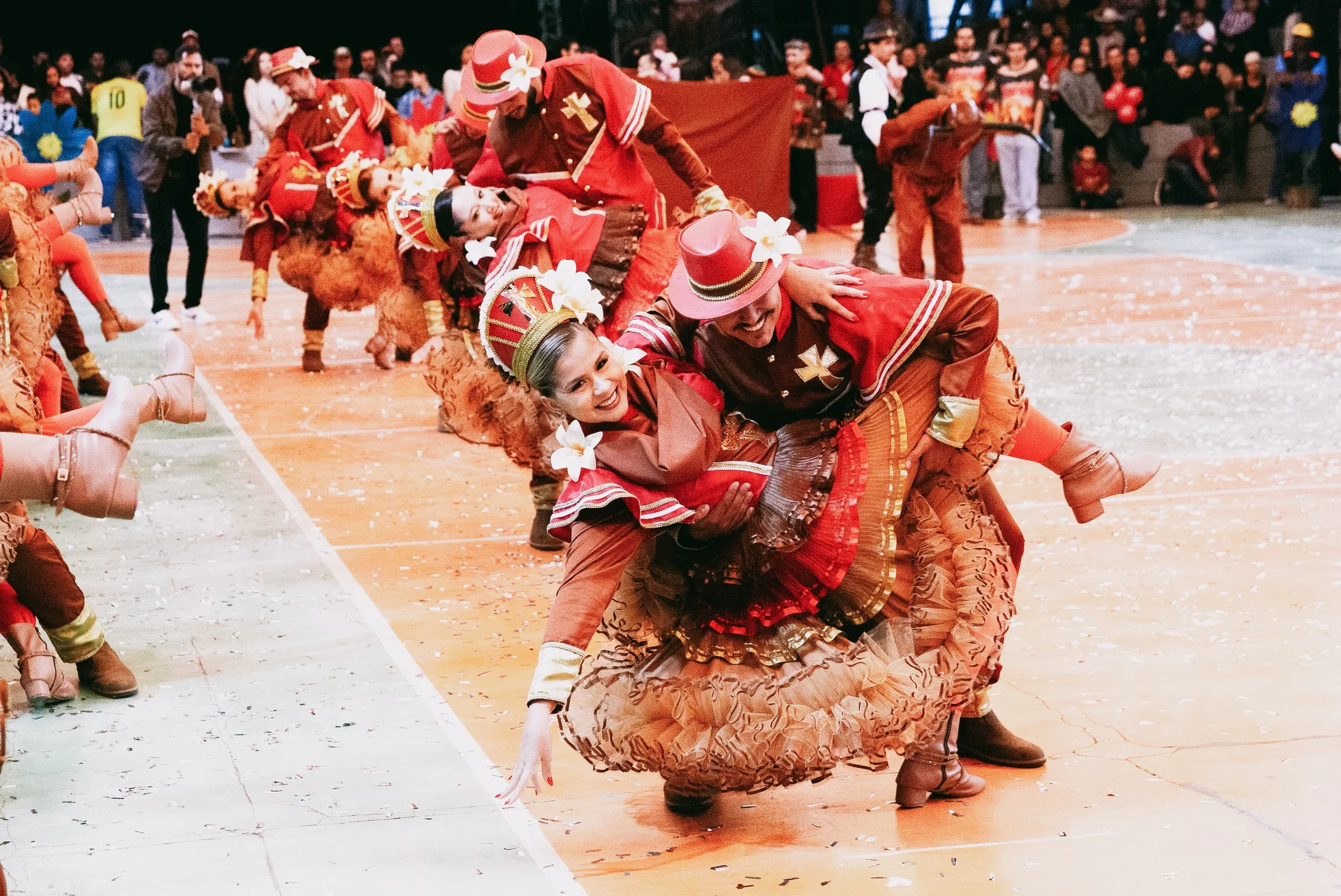 Dançarinos de roupa vermelha em apresentação junina.